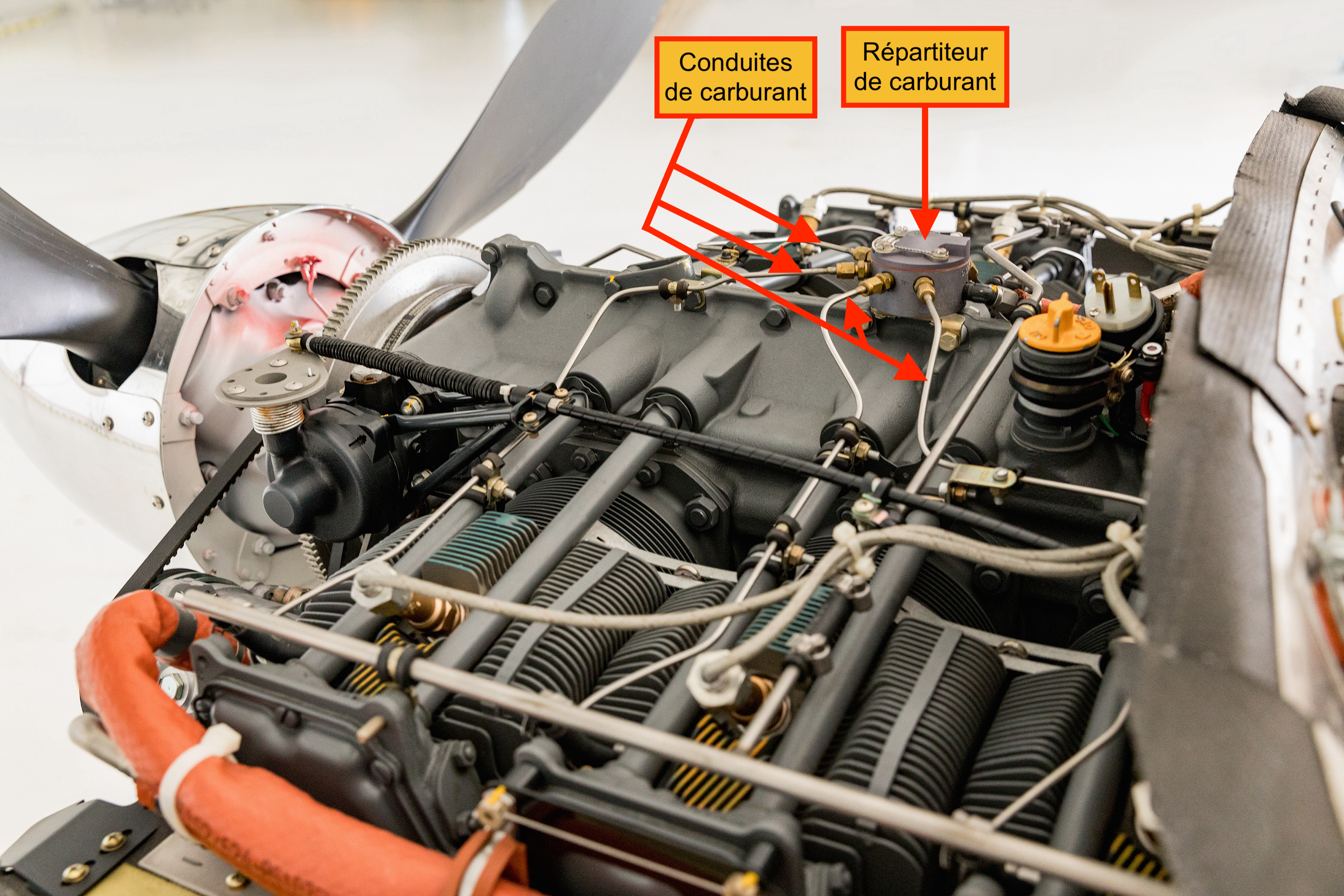 moteur aéronef montrant les conduites de carburant et le répartiteur de carburant