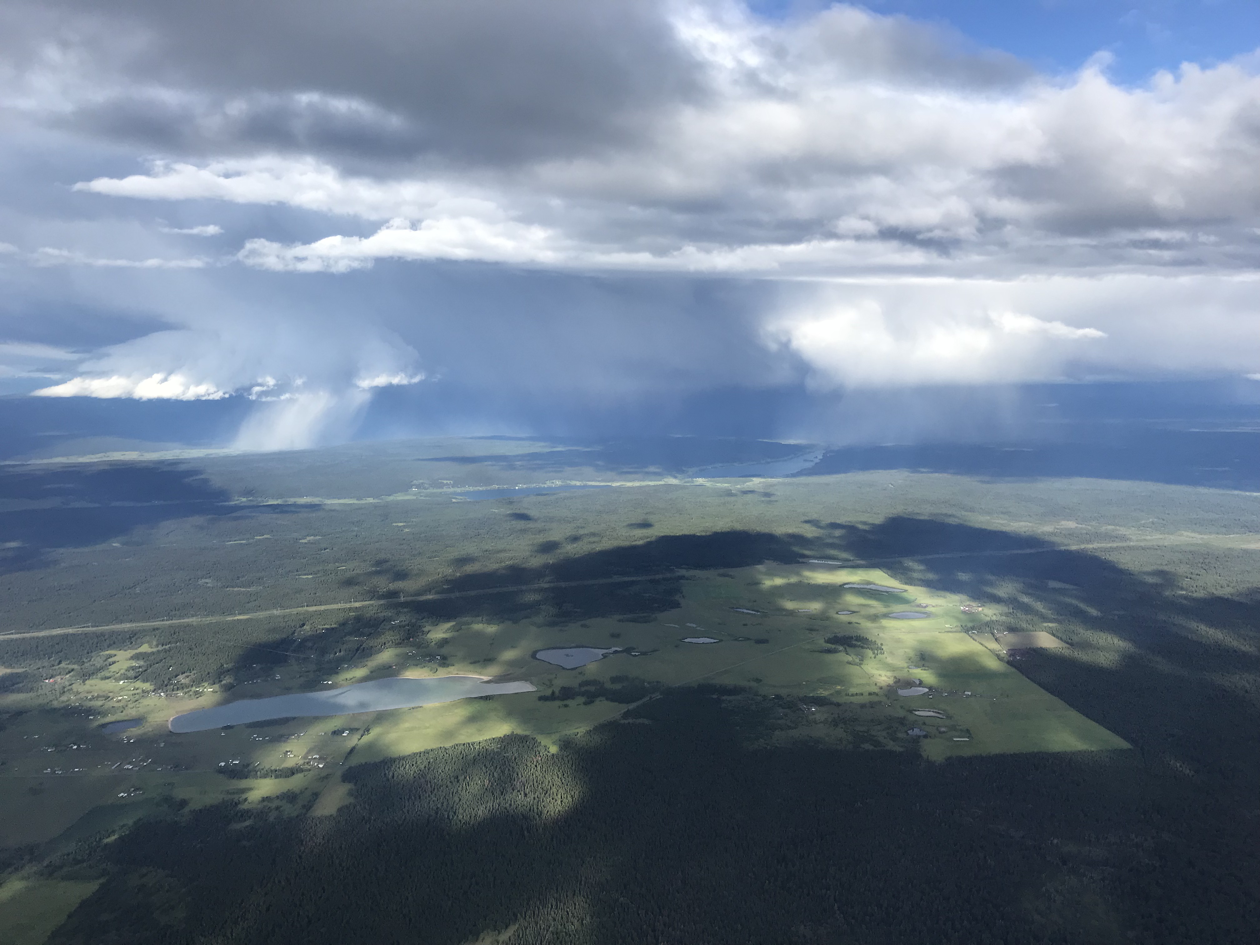 ciel montrant des cellules orageuses et des averses de pluie