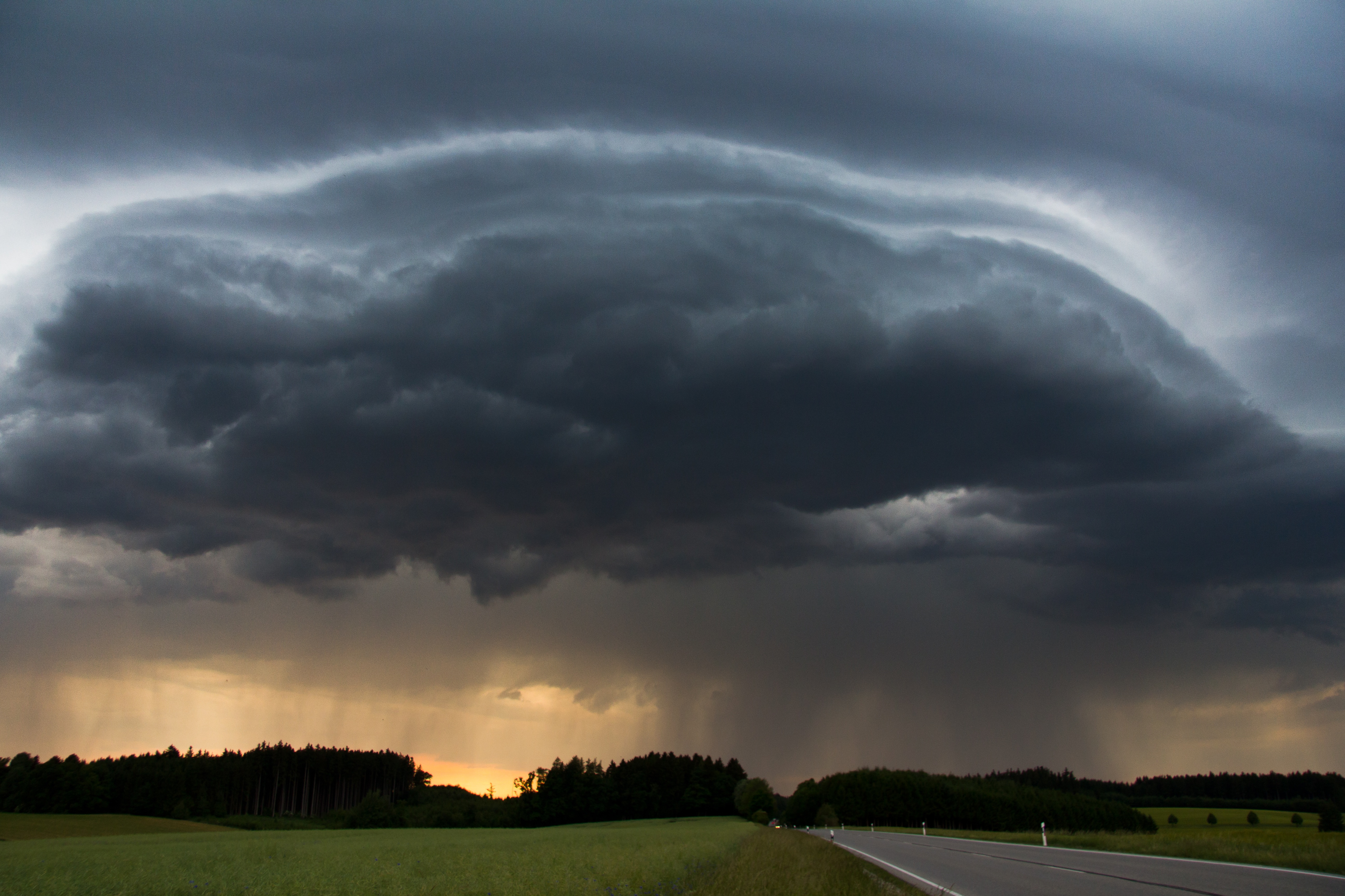 ciel montrant un orage violent et de fortes averses de pluie