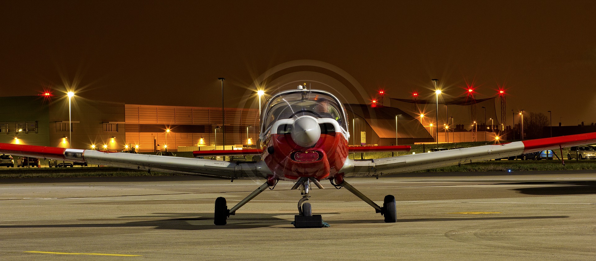 avion cirrus au sol de nuit avec hélice en rotation