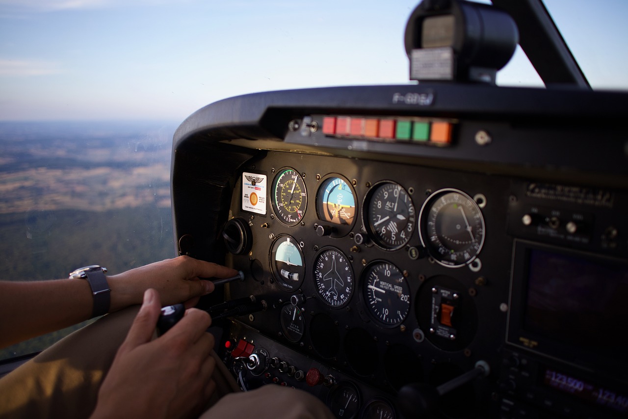 élève-pilote qui apprend à piloter dans un avion en vol