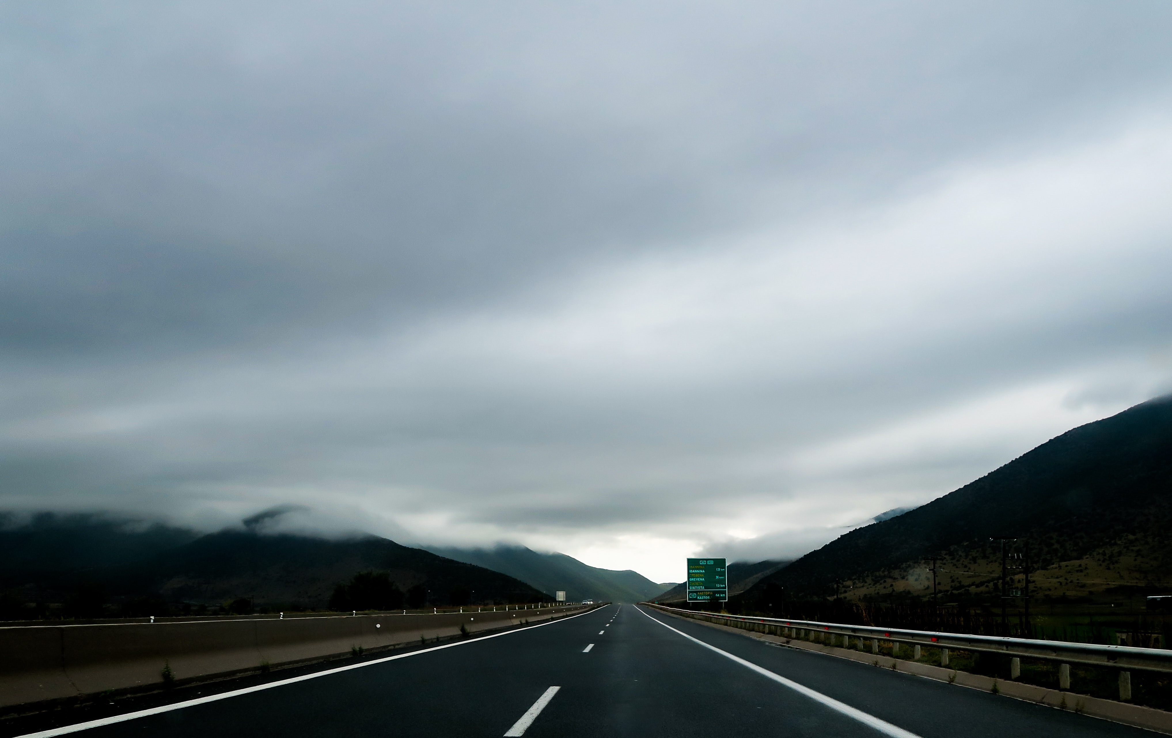 couche de nuage stratus au dessus de la route