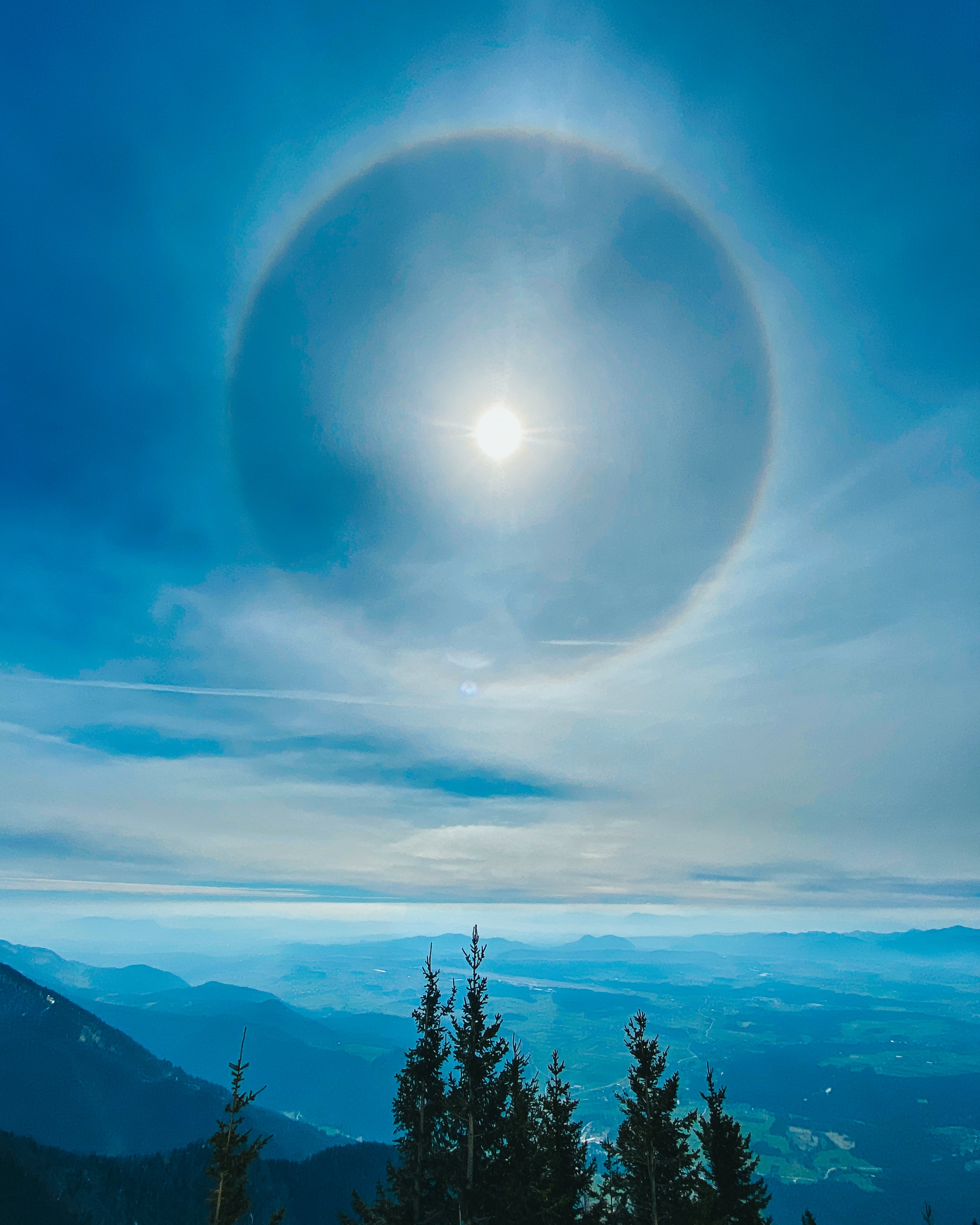 cirrostratus clouds causing a halo around the sun